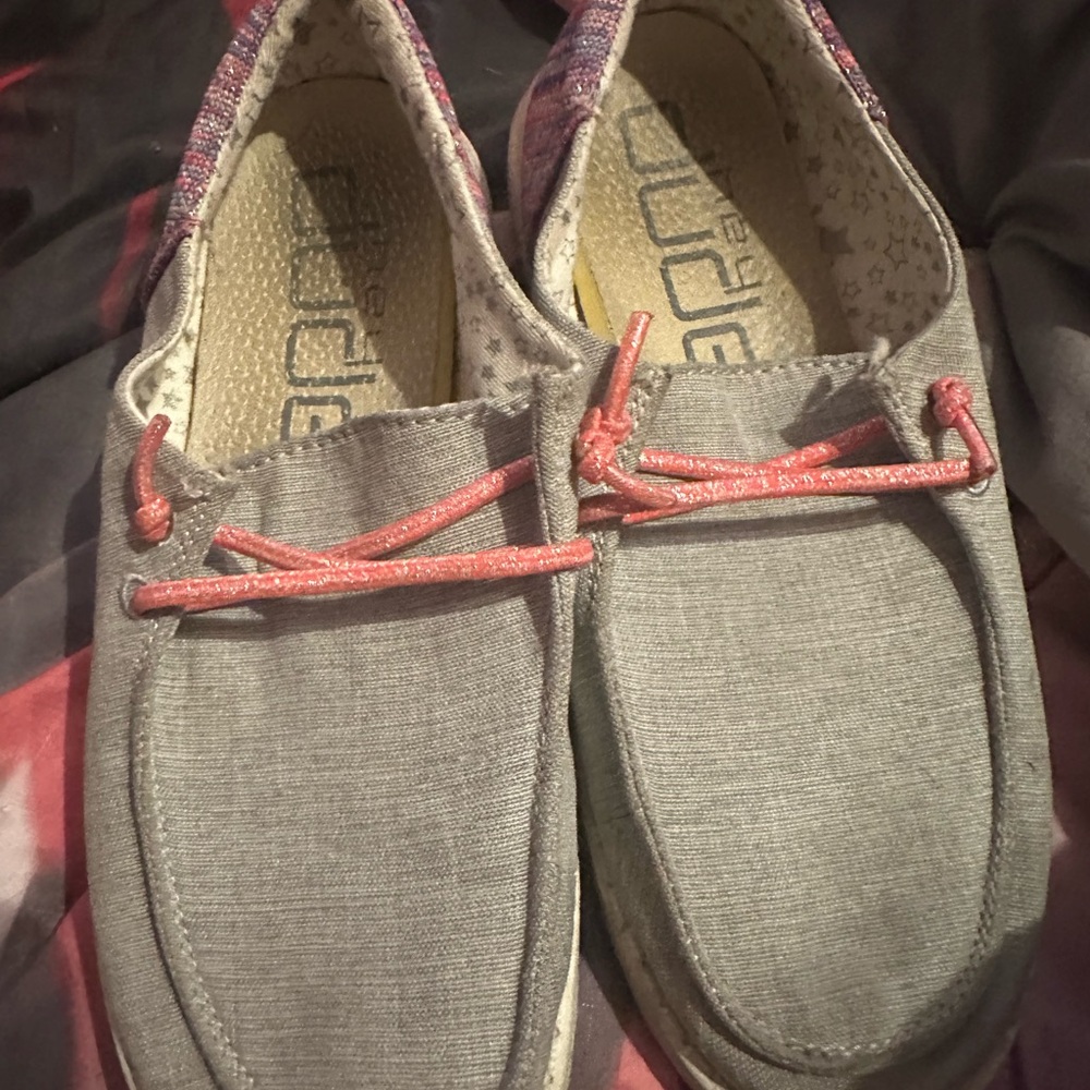 Size 3.5/4 hey dudes only work twice! Awesome buy for you!